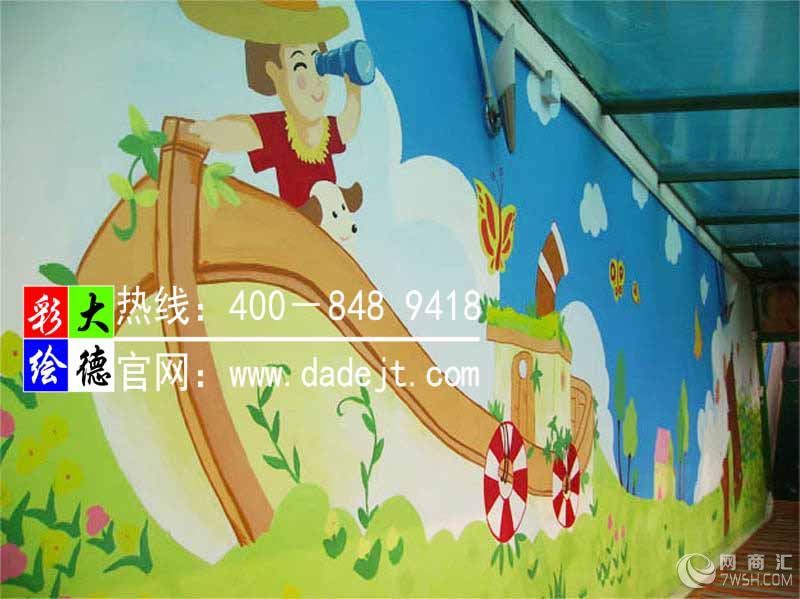 在人们的印象中,画一直是挂在墙上的,画在墙上的画似乎只停留在小群体中。手绘墙画则以其无拘无束、天真烂漫征服了时尚。手绘艺术墙画,是一种近年来新兴起的一种家居软装修品种,也被称作墙绘或是壁画,这种充满创意和个性的手绘墙画在发达国家已经是非常的流行。 手绘墙画是指在建筑墙面上通过传统绘画技法绘制而成的画。手绘出来的墙面装饰画摒弃了以往单色墙面或成品堆砌的墙壁装饰的生硬与造作,将一幅幅流动的画面或风景定格在墙壁上,令自然气息与活力扑面而来,即使是落笔在最平凡、简陋的墙面上,由于创作者的心境和灵感不同,也会